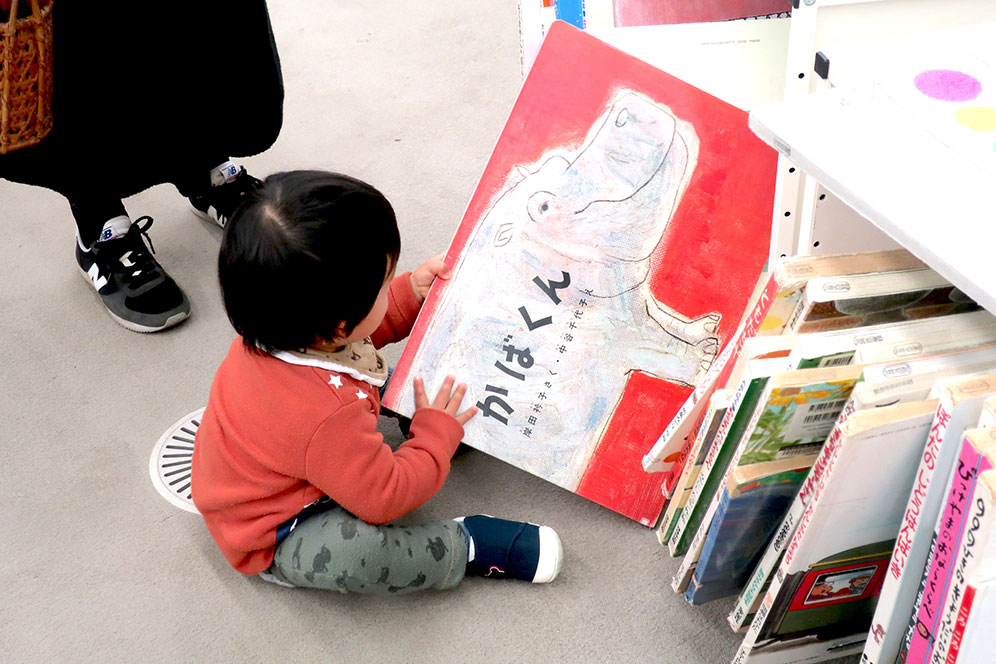 図書館での親子のようす。子どもの行為から空間認知の特性を考えます。