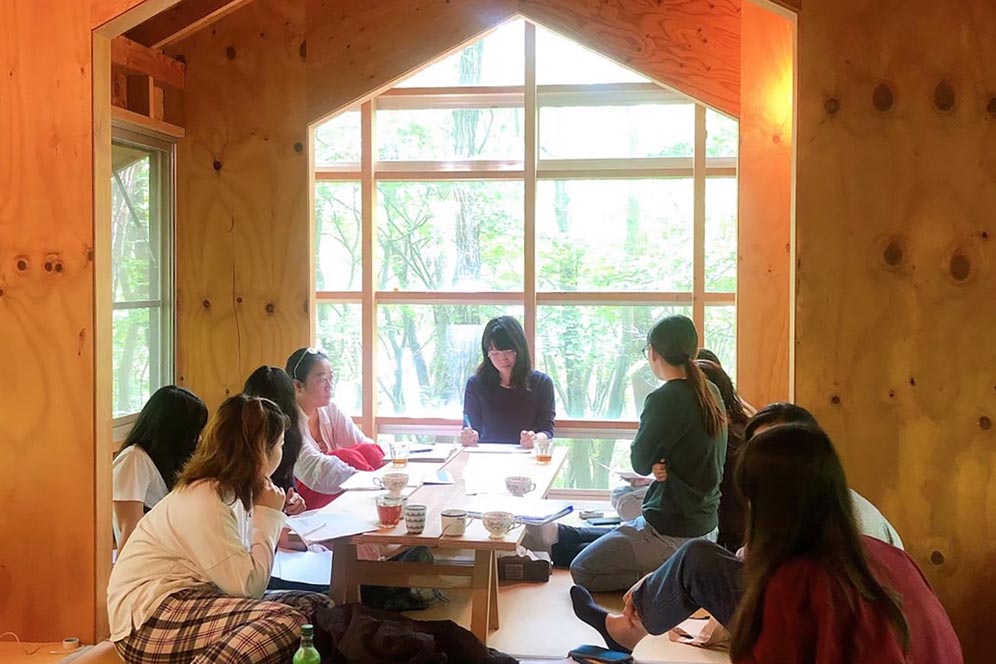 宮晶子教授が主宰するmiya akiko architecture atelier設計の〈那須の山荘〉でのゼミ風景です