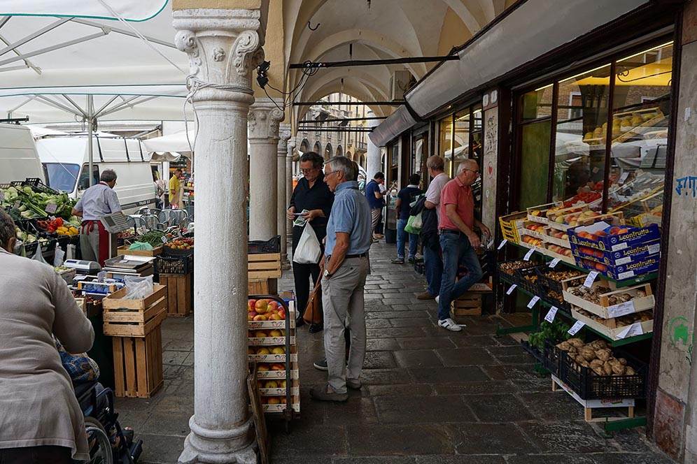 イタリア北部の都市パドヴァの市場（エルベ広場）の様子