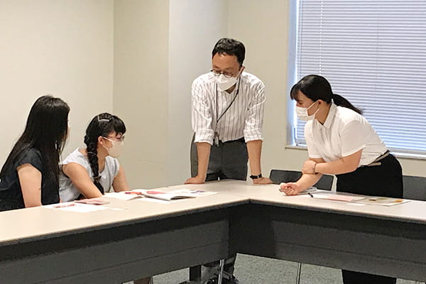子どもの心理ケアに興味がある児童からインタビューを受ける様子
